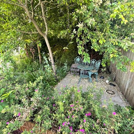 Large 4 Bedroom Home With Garden And Free Parking CBG Dış mekan fotoğraf