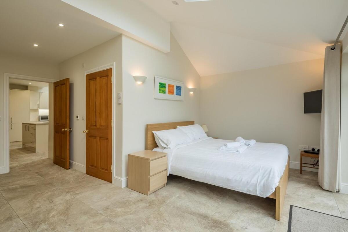 Large 4 Bedroom Home With Garden And Free Parking CBG Dış mekan fotoğraf