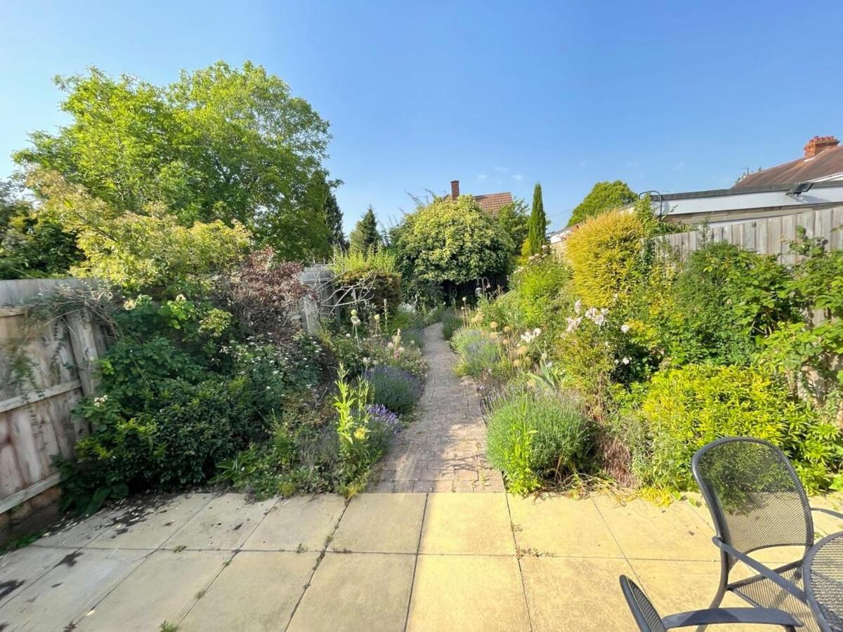 Large 4 Bedroom Home With Garden And Free Parking CBG Dış mekan fotoğraf