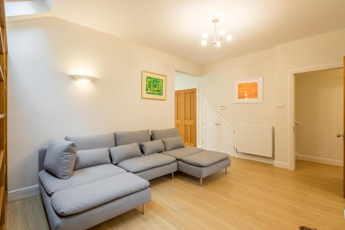 Large 4 Bedroom Home With Garden And Free Parking CBG Dış mekan fotoğraf