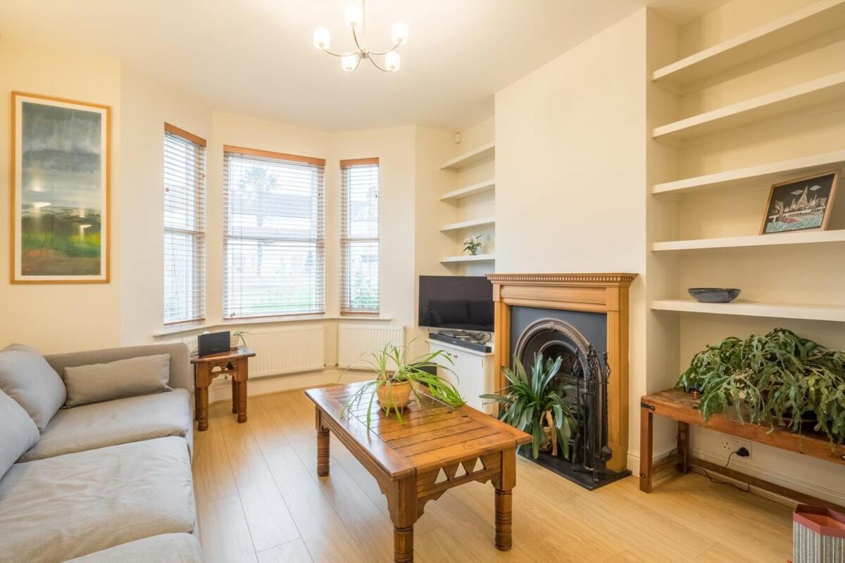 Large 4 Bedroom Home With Garden And Free Parking CBG Dış mekan fotoğraf