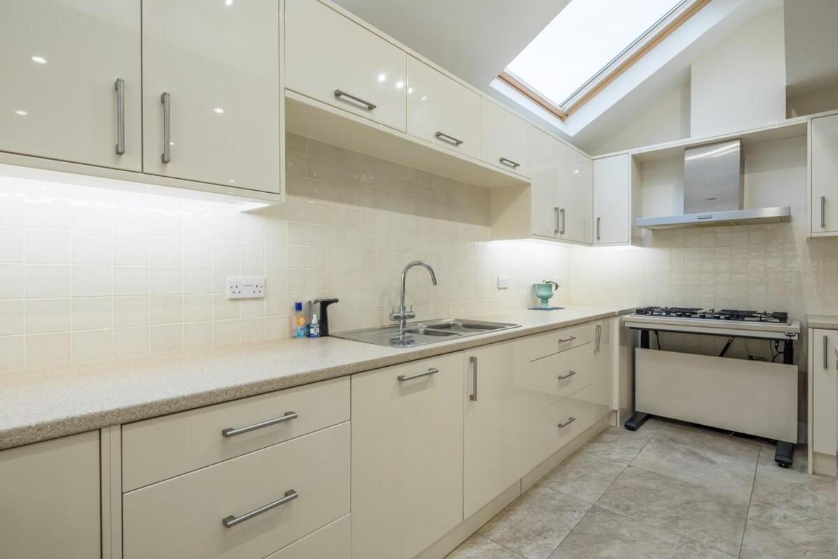 Large 4 Bedroom Home With Garden And Free Parking CBG Dış mekan fotoğraf