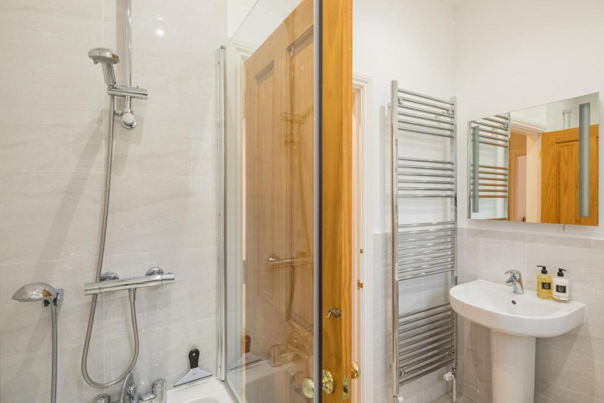 Large 4 Bedroom Home With Garden And Free Parking CBG Dış mekan fotoğraf