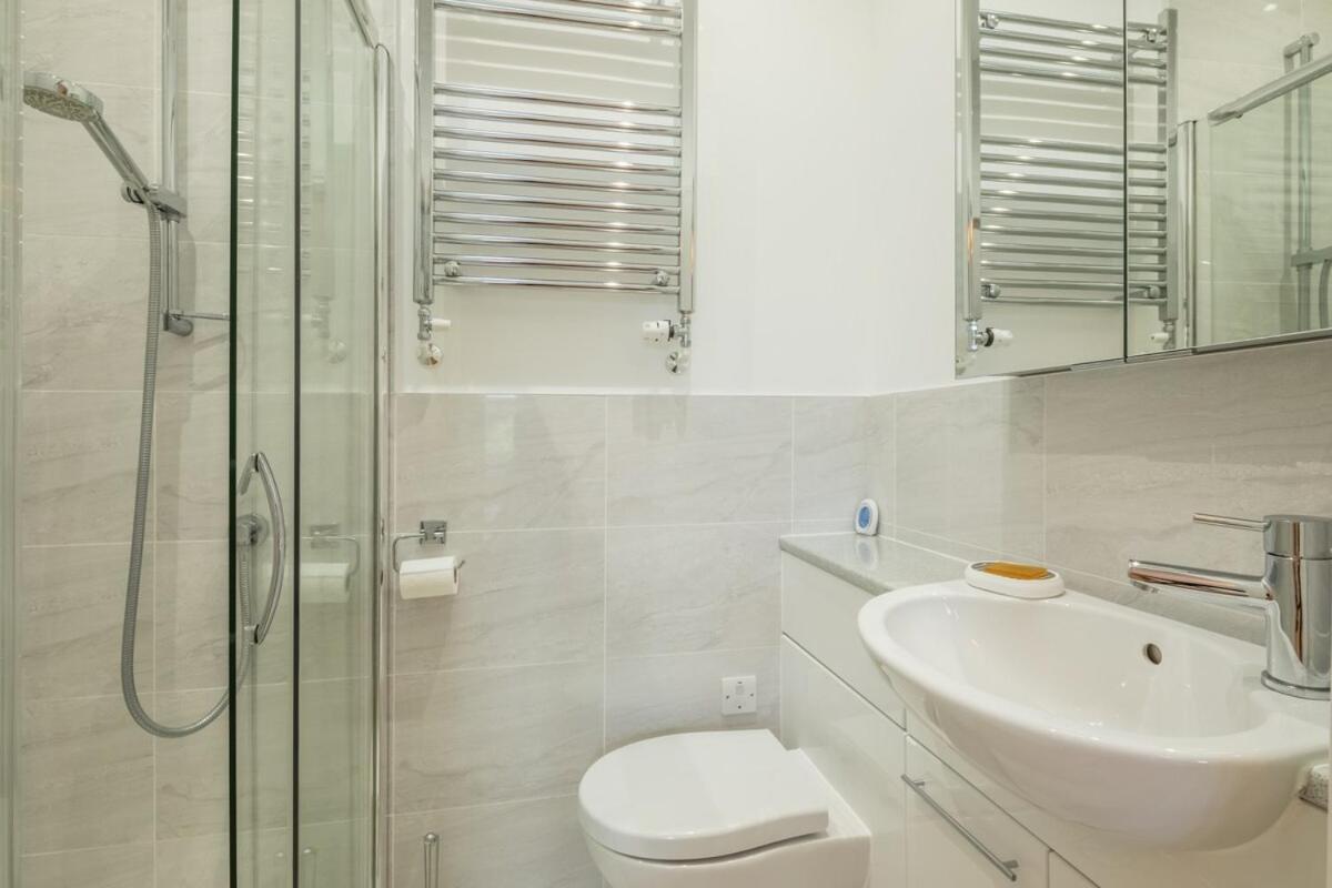 Large 4 Bedroom Home With Garden And Free Parking CBG Dış mekan fotoğraf